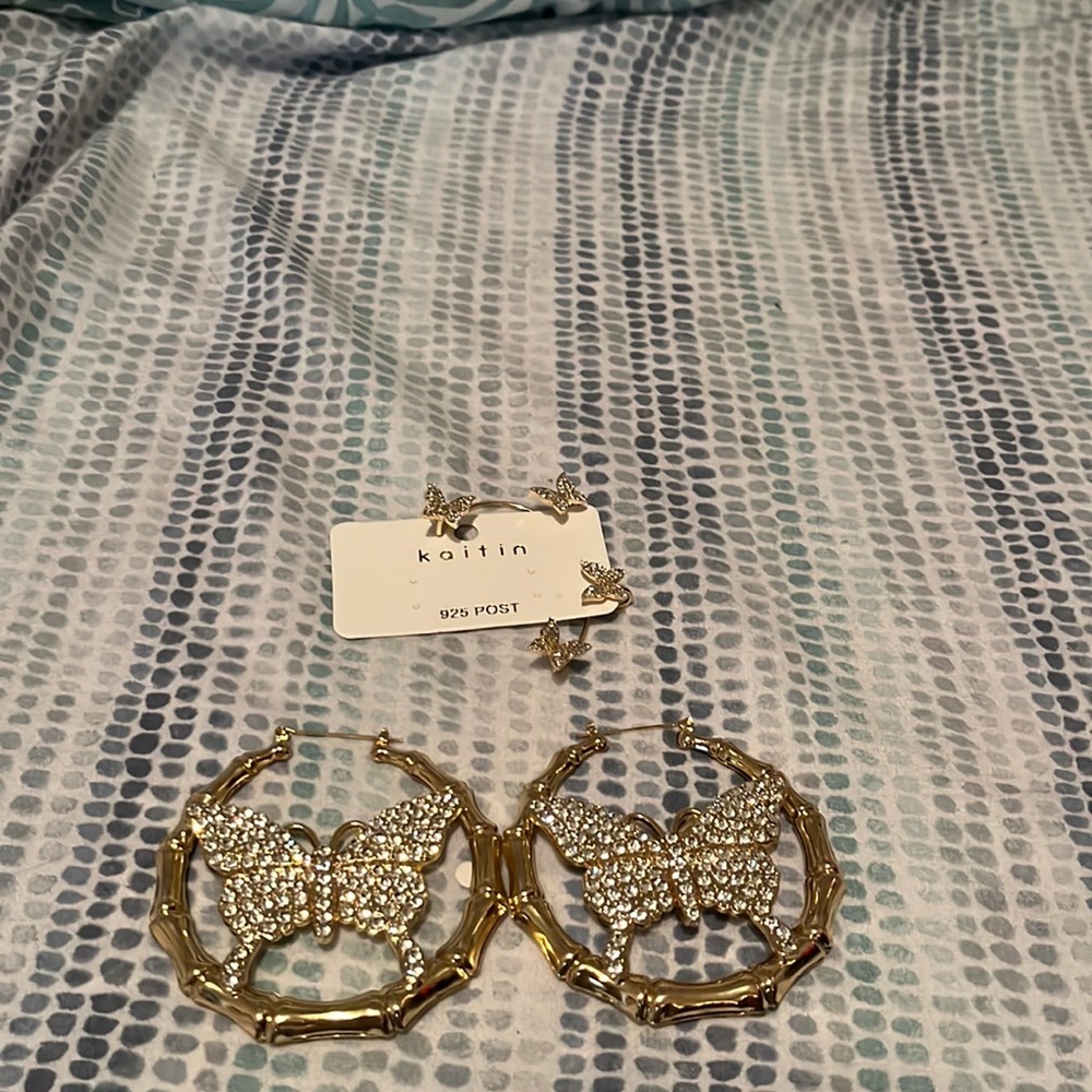 Hoop earrings with free butterfly cuff